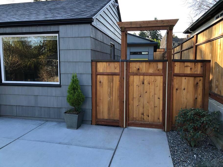 Cozy Crown Hill Carkeek Cottage W/3 Beds, Full Kitchen & Backyard In North Seattle Exterior photo