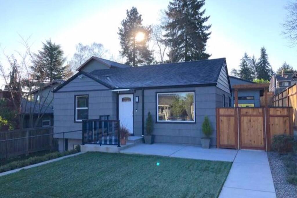 Cozy Crown Hill Carkeek Cottage W/3 Beds, Full Kitchen & Backyard In North Seattle Exterior photo