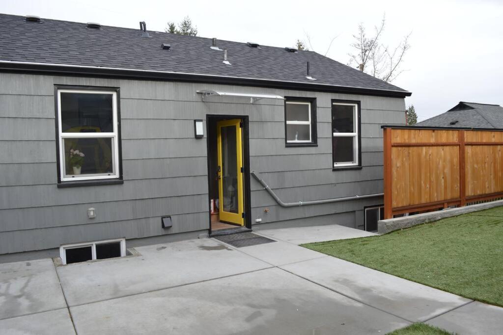 Cozy Crown Hill Carkeek Cottage W/3 Beds, Full Kitchen & Backyard In North Seattle Exterior photo